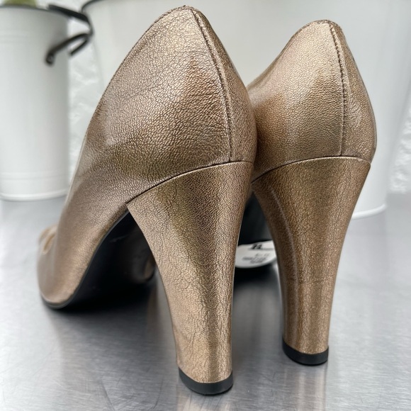 NEW ⭐️ Stuart Weitzman Gold Patent Leather Square Shaped Peep Toe Pumps - Picture 2 of 6